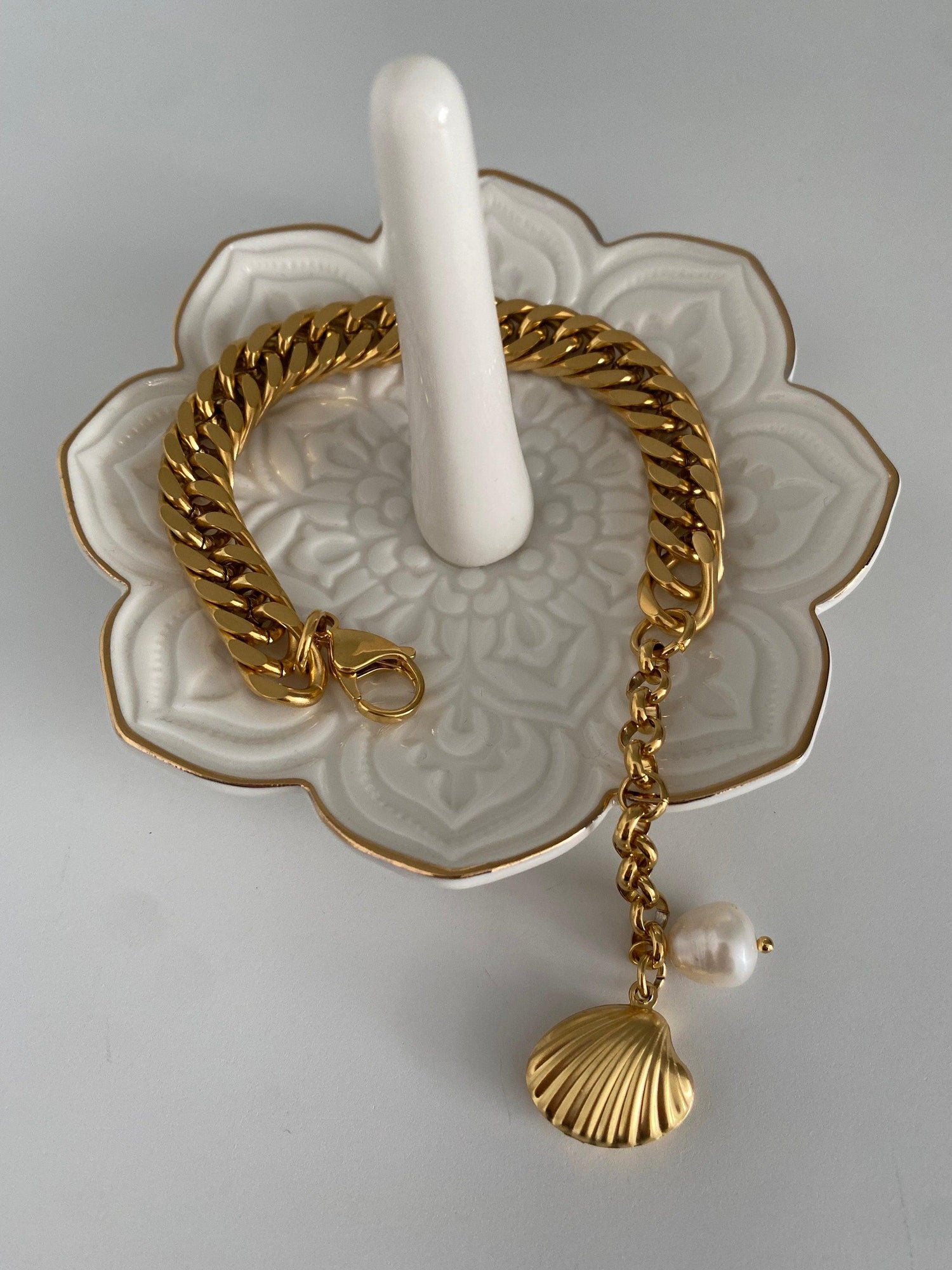 Chunky Cuban Bracelet with Freshwater Pearl, Stainless Steel, 18k Gold, Minimalist Style, Thick Link Clam Shell