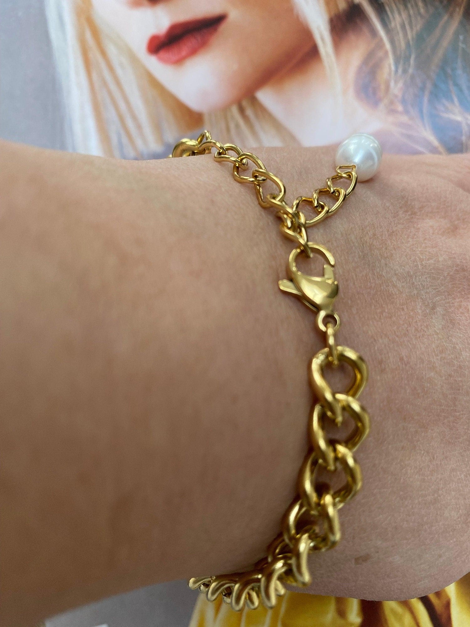 Coin Baroque Pearl Curb Link Bracelet, Hinged Link Chain Pearl Coin Charm for Her, Gold Curb Pearl Coin Pendant Bracelet, Summer Beach Wear