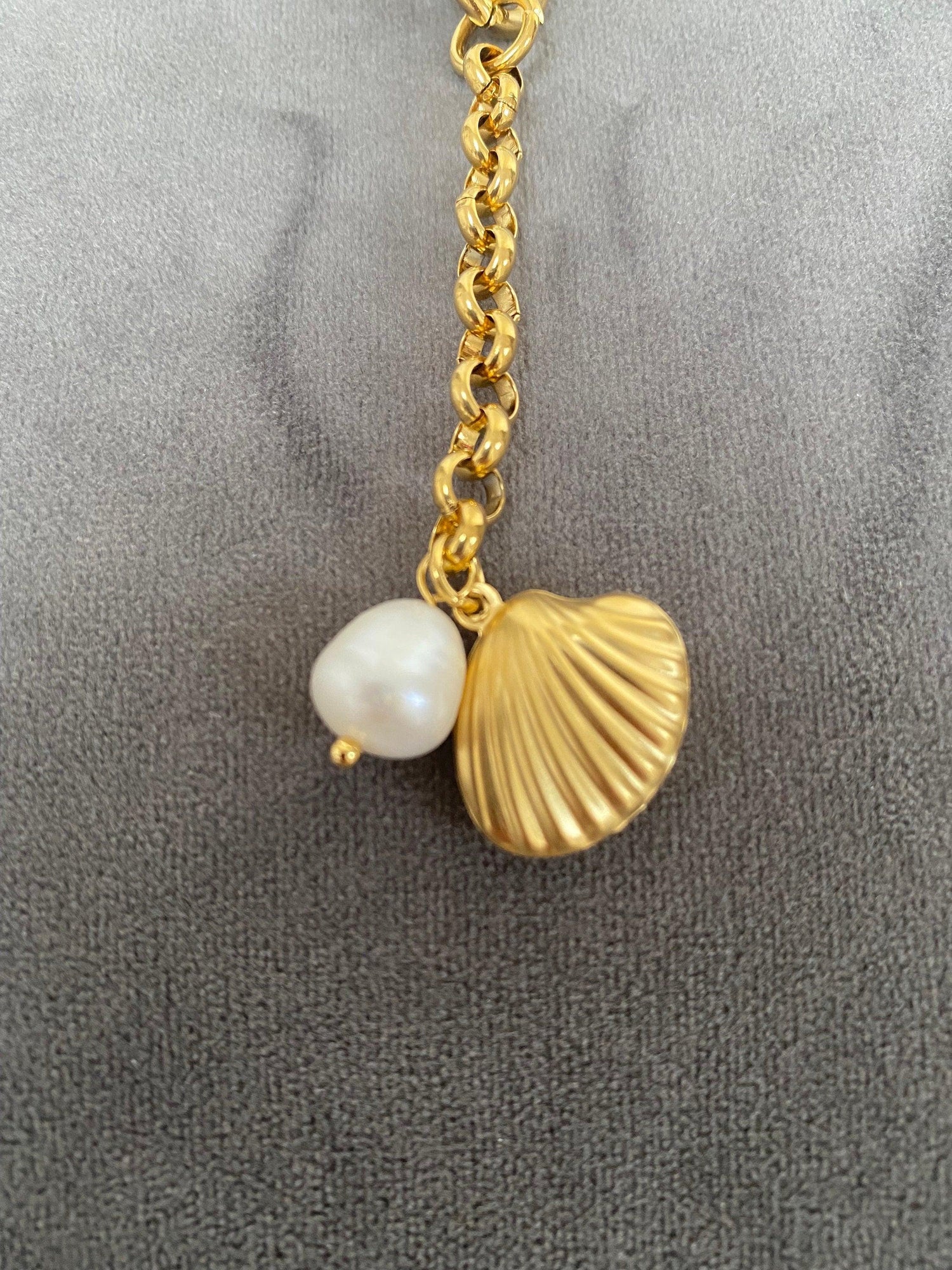 Chunky Cuban Bracelet with Freshwater Pearl, Stainless Steel, 18k Gold, Minimalist Style, Thick Link Clam Shell