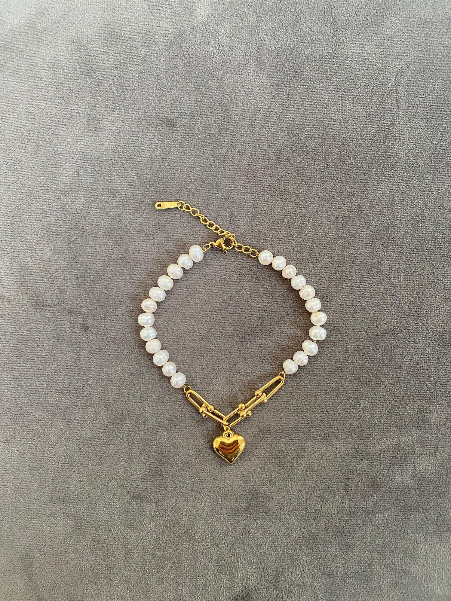 18k Gold Dainty Lock Link Bracelet with Rice and Heart Pearls - Elegant Women&