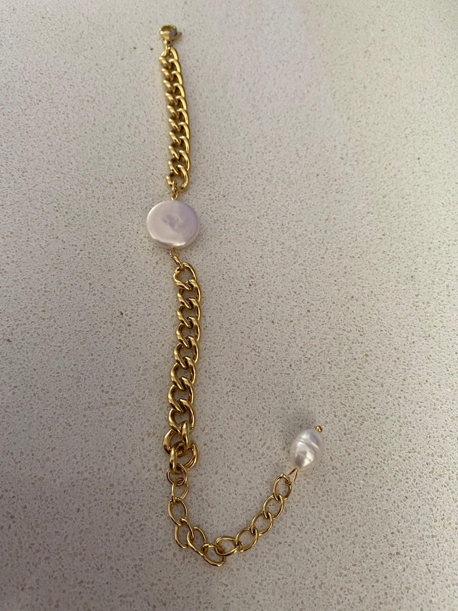 Coin Baroque Pearl Curb Link Bracelet, Hinged Link Chain Pearl Coin Charm for Her, Gold Curb Pearl Coin Pendant Bracelet, Summer Beach Wear