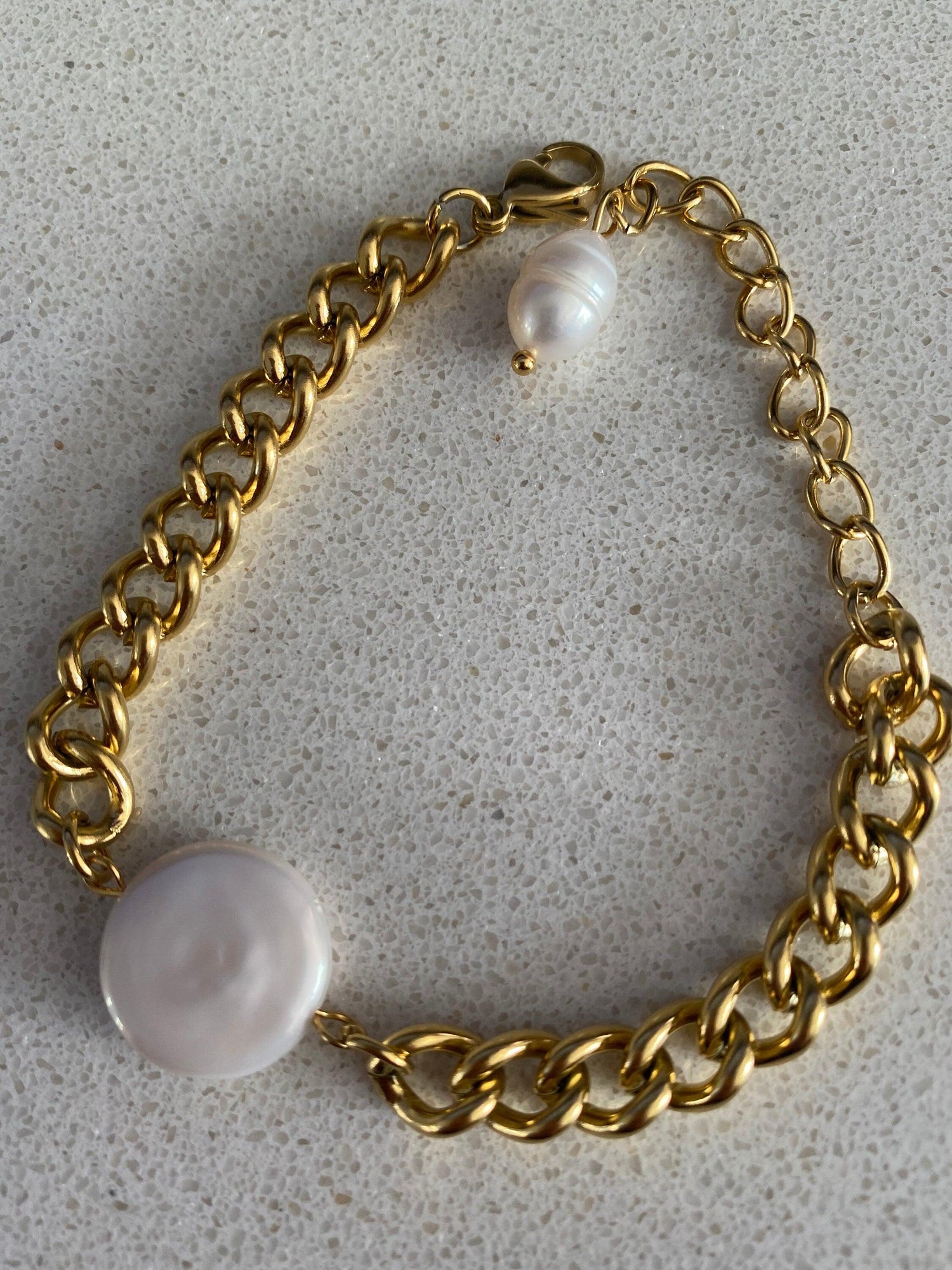 Coin Baroque Pearl Curb Link Bracelet, Hinged Link Chain Pearl Coin Charm for Her, Gold Curb Pearl Coin Pendant Bracelet, Summer Beach Wear
