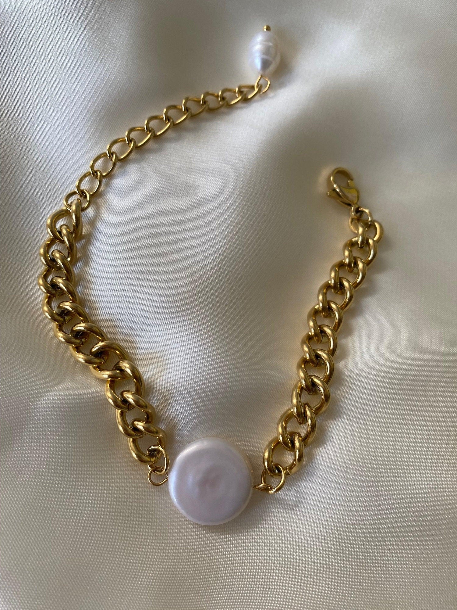 Coin Baroque Pearl Curb Link Bracelet, Hinged Link Chain Pearl Coin Charm for Her, Gold Curb Pearl Coin Pendant Bracelet, Summer Beach Wear
