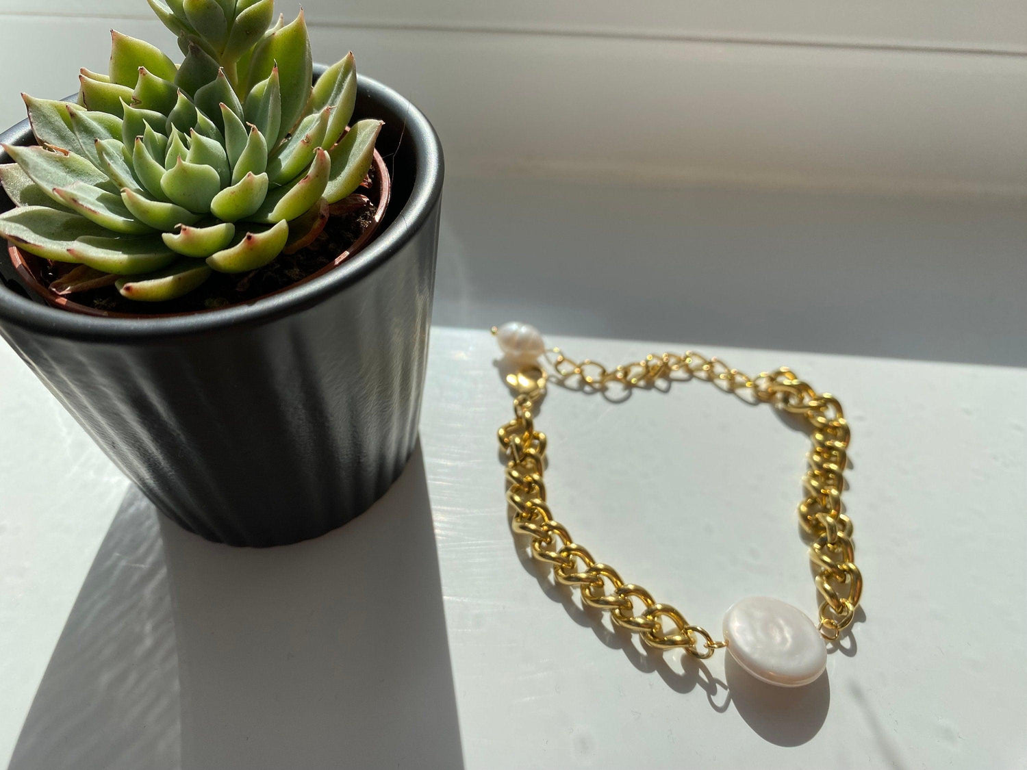 Coin Baroque Pearl Curb Link Bracelet, Hinged Link Chain Pearl Coin Charm for Her, Gold Curb Pearl Coin Pendant Bracelet, Summer Beach Wear