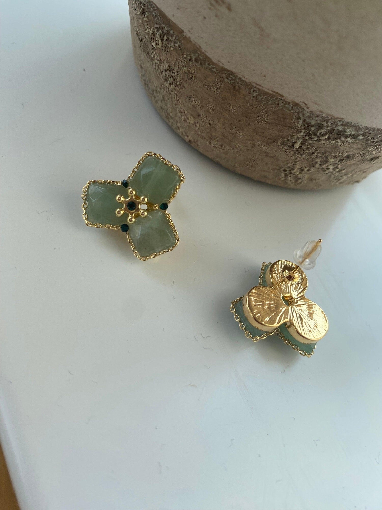 Retro Green Tiny Beaded Statement Earrings, Elegant Flower Paperclip chain Earrings for Her, Green Stone Dedicated Stud Earrings. 18K gold
