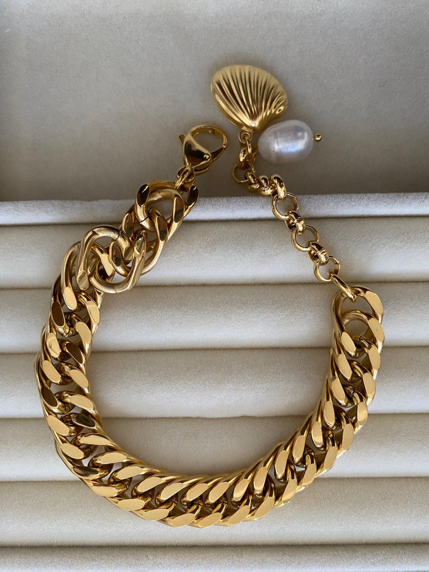 Chunky Cuban Bracelet with Freshwater Pearl, Stainless Steel, 18k Gold, Minimalist Style, Thick Link Clam Shell