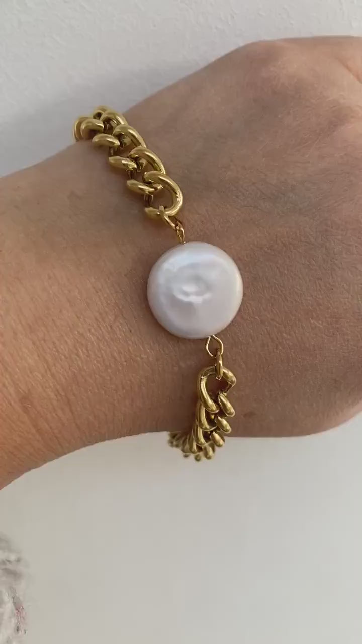 Coin Baroque Pearl Curb Link Bracelet, Hinged Link Chain Pearl Coin Charm for Her, Gold Curb Pearl Coin Pendant Bracelet, Summer Beach Wear