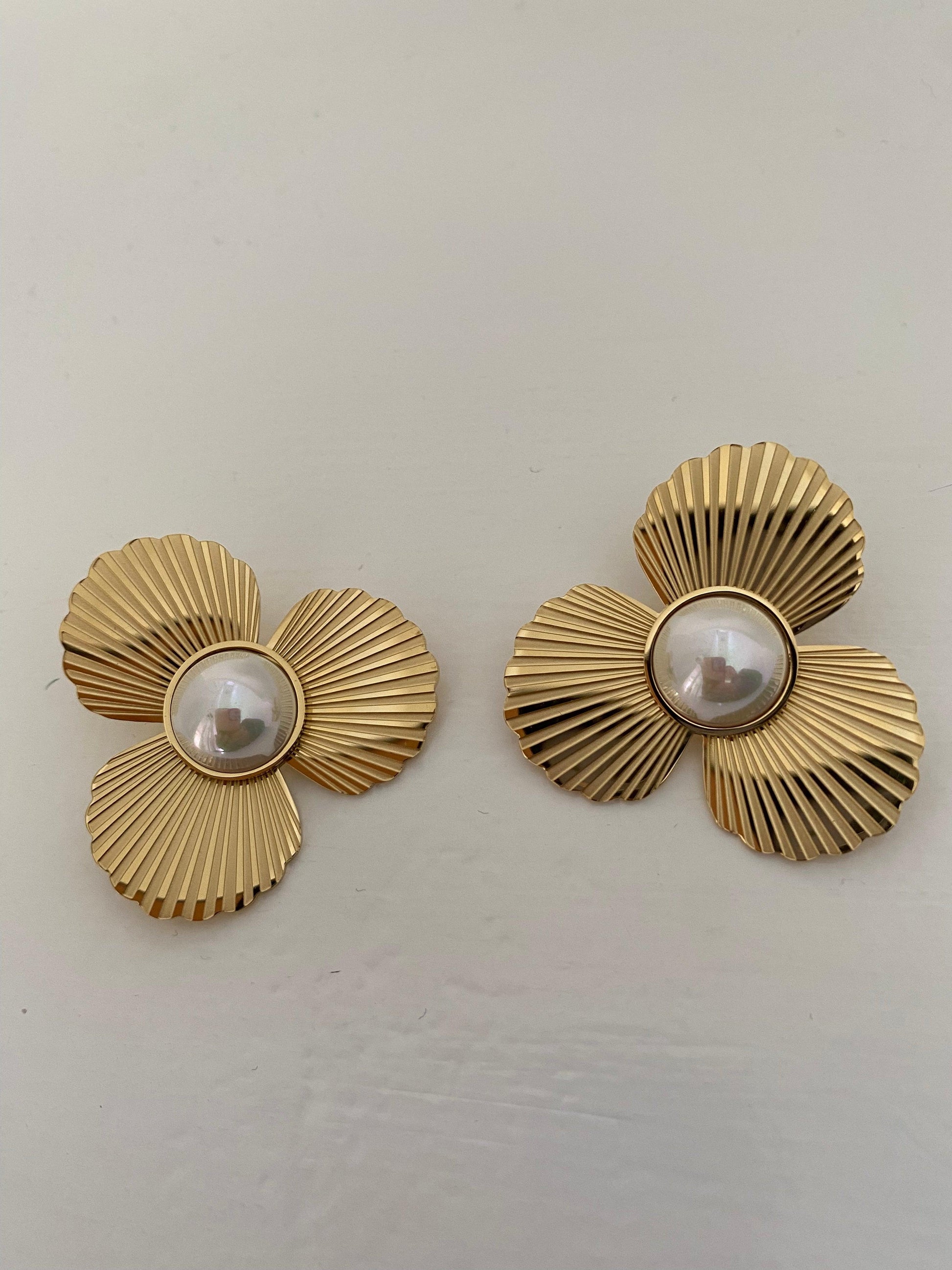 Big Shinning Flower Shape Pearl Earring, Fan Design Round Pearl Stud Earring for Women, Brass eVE United Kingdom