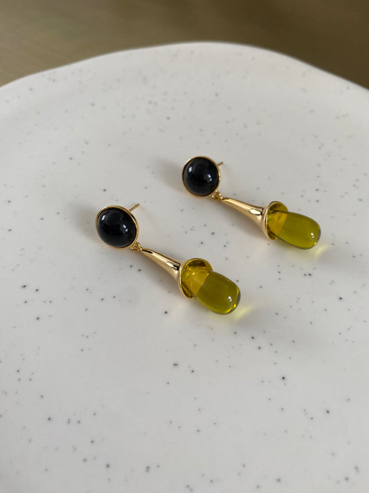 Elegant Sleek Black Agate Stone Earring, Yellow Resin Trumpet Flower Shape Earring, Natural Stone Earring for Her, Perfect for Summer Wear eVE United Kingdom