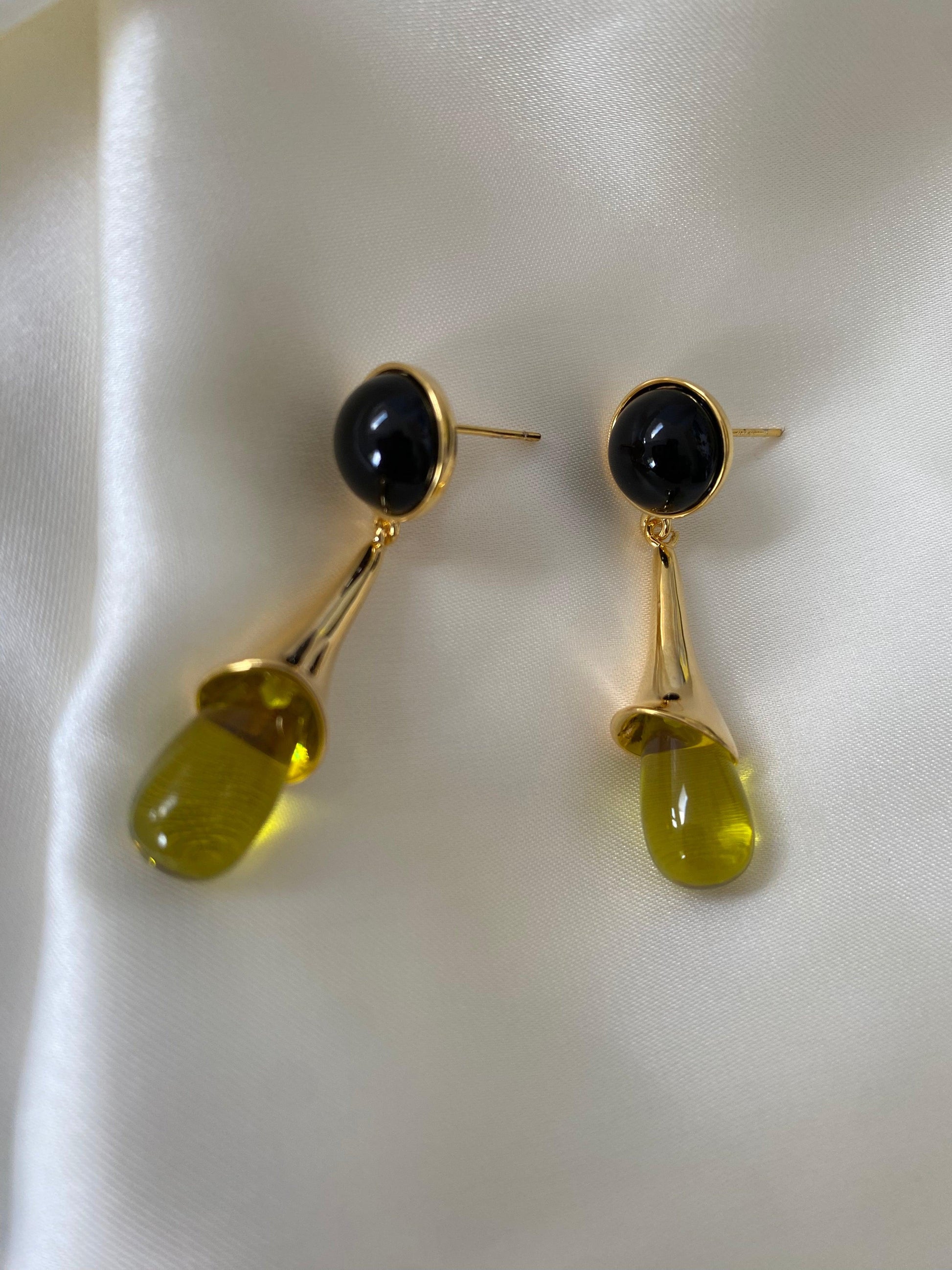 Elegant Sleek Black Agate Stone Earring, Yellow Resin Trumpet Flower Shape Earring, Natural Stone Earring for Her, Perfect for Summer Wear eVE United Kingdom