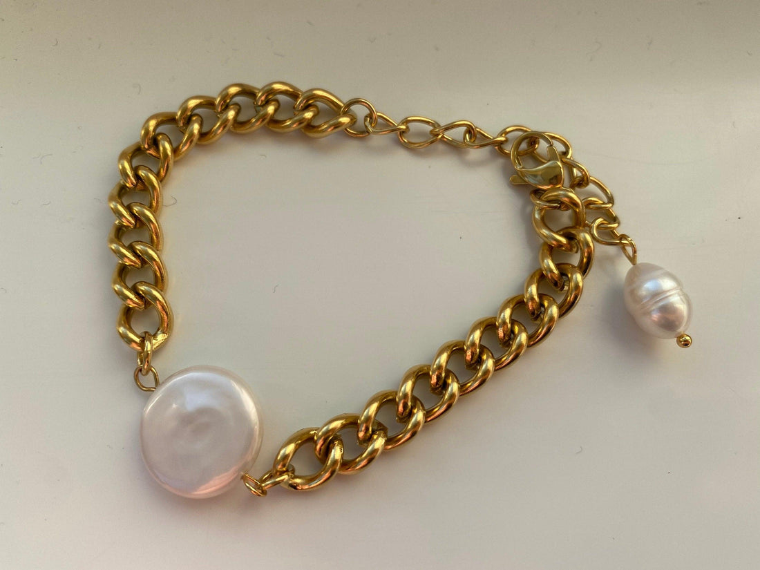 Coin Baroque Pearl Curb Link Bracelet, Hinged Link Chain Pearl Coin Charm for Her, Gold Curb Pearl Coin Pendant Bracelet, Summer Beach Wear