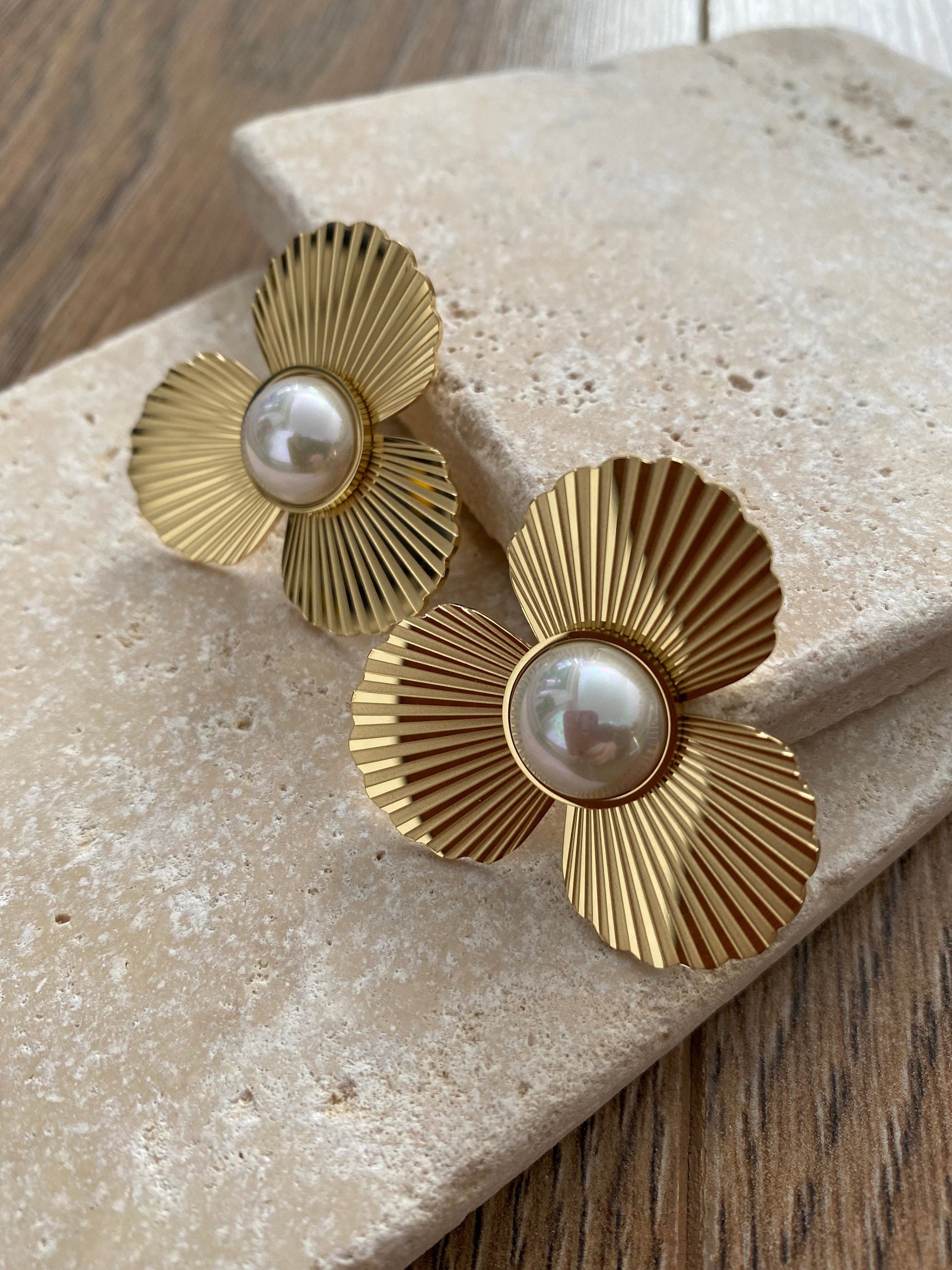 Big Shinning Flower Shape Pearl Earring, Fan Design Round Pearl Stud Earring for Women, Brass