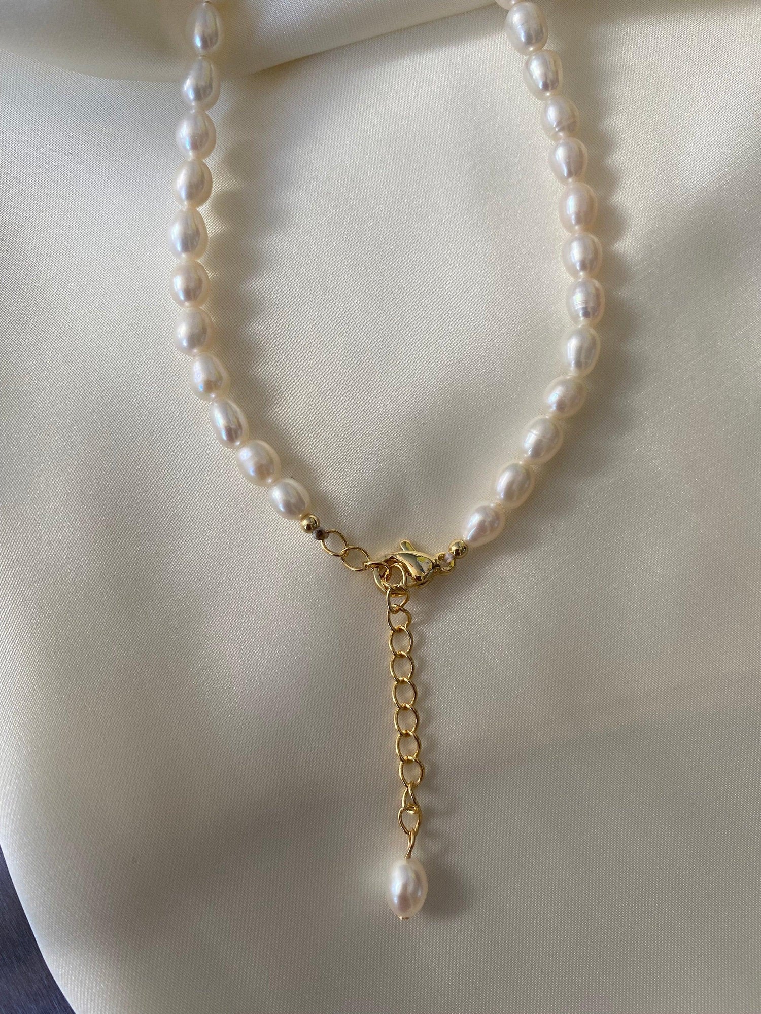 White lustrous Keshi Pearl Necklace, Baroque Keshi Pendant for Her, Tiny Keshi Pearl Charm Necklace, Petal Baroque Keshi Necklace