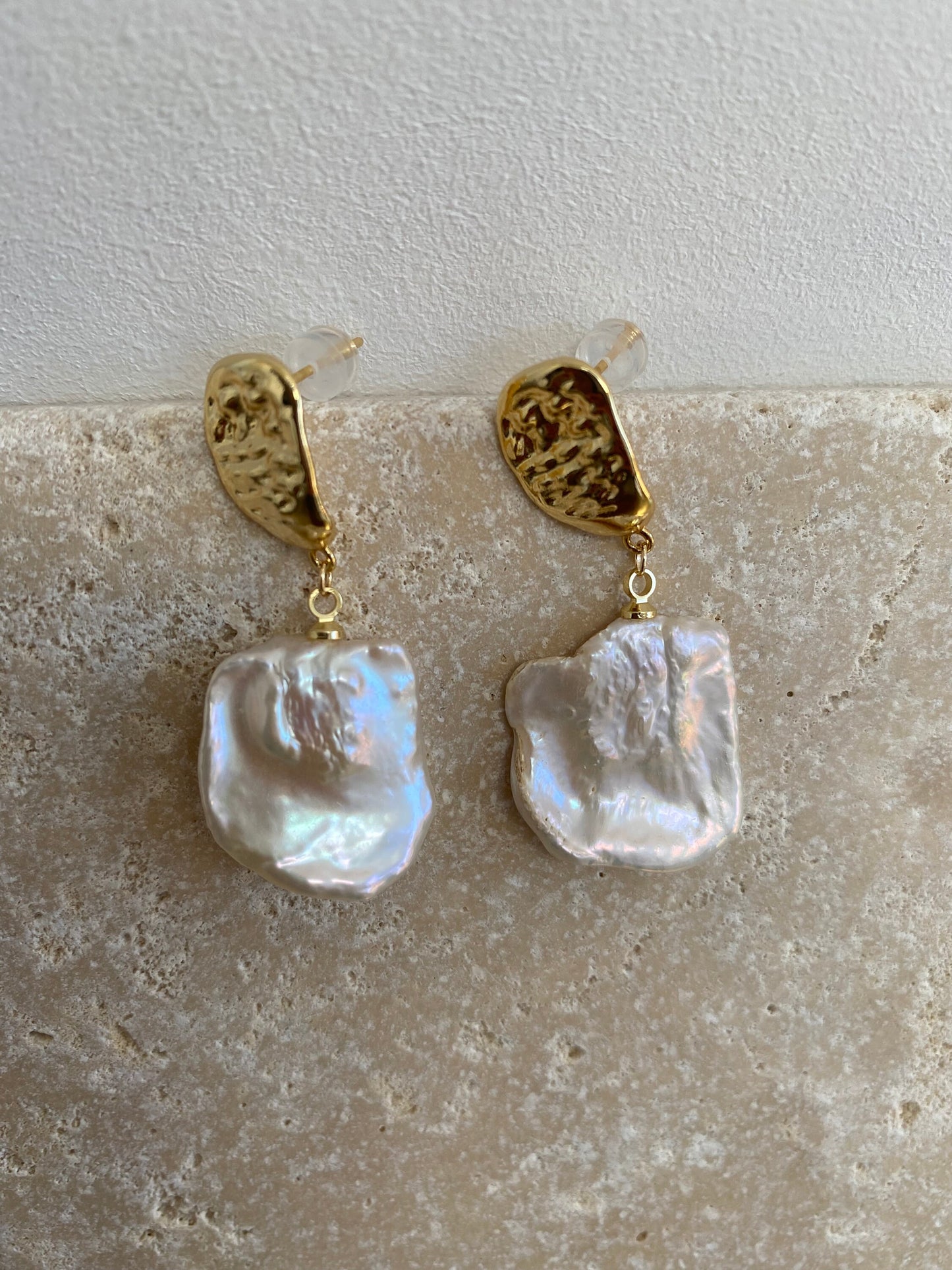 High Lustrous Keshi Petal Baroque Earrings,Hammered Signet Gold Pearl Earrings,Rainbow Glow Keshi Earrings, Beautiful Keshi Drop Earrings