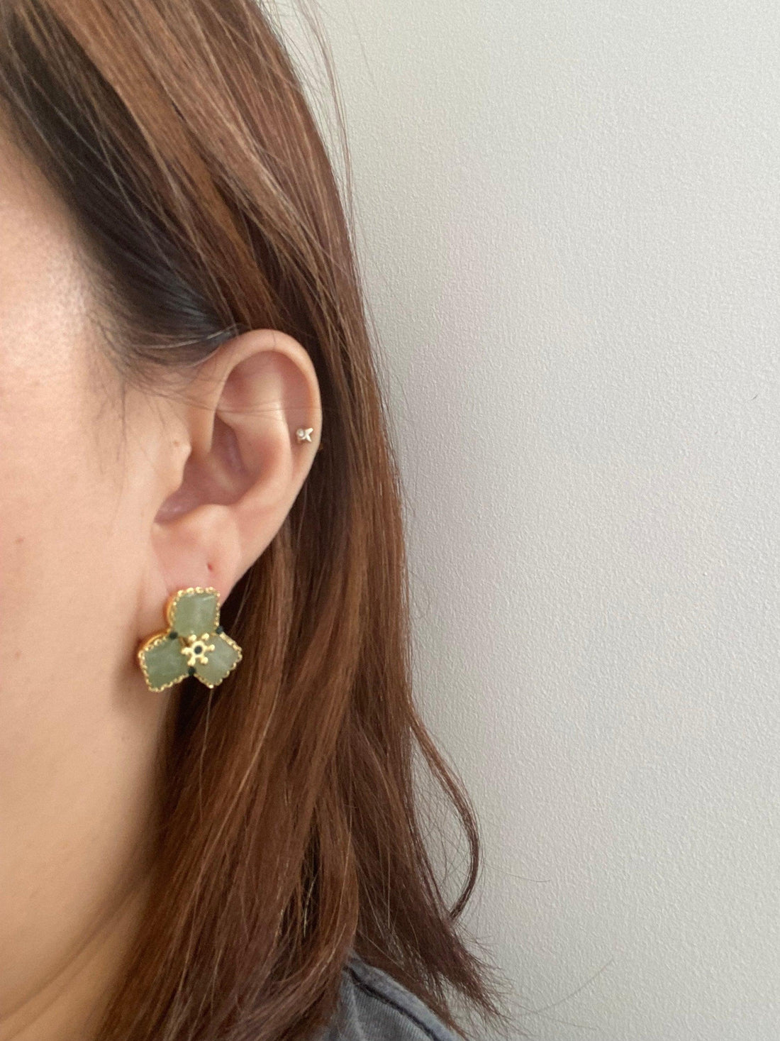 Retro Green Tiny Beaded Statement Earrings, Elegant Flower Paperclip chain Earrings for Her, Green Stone Dedicated Stud Earrings. 18K gold