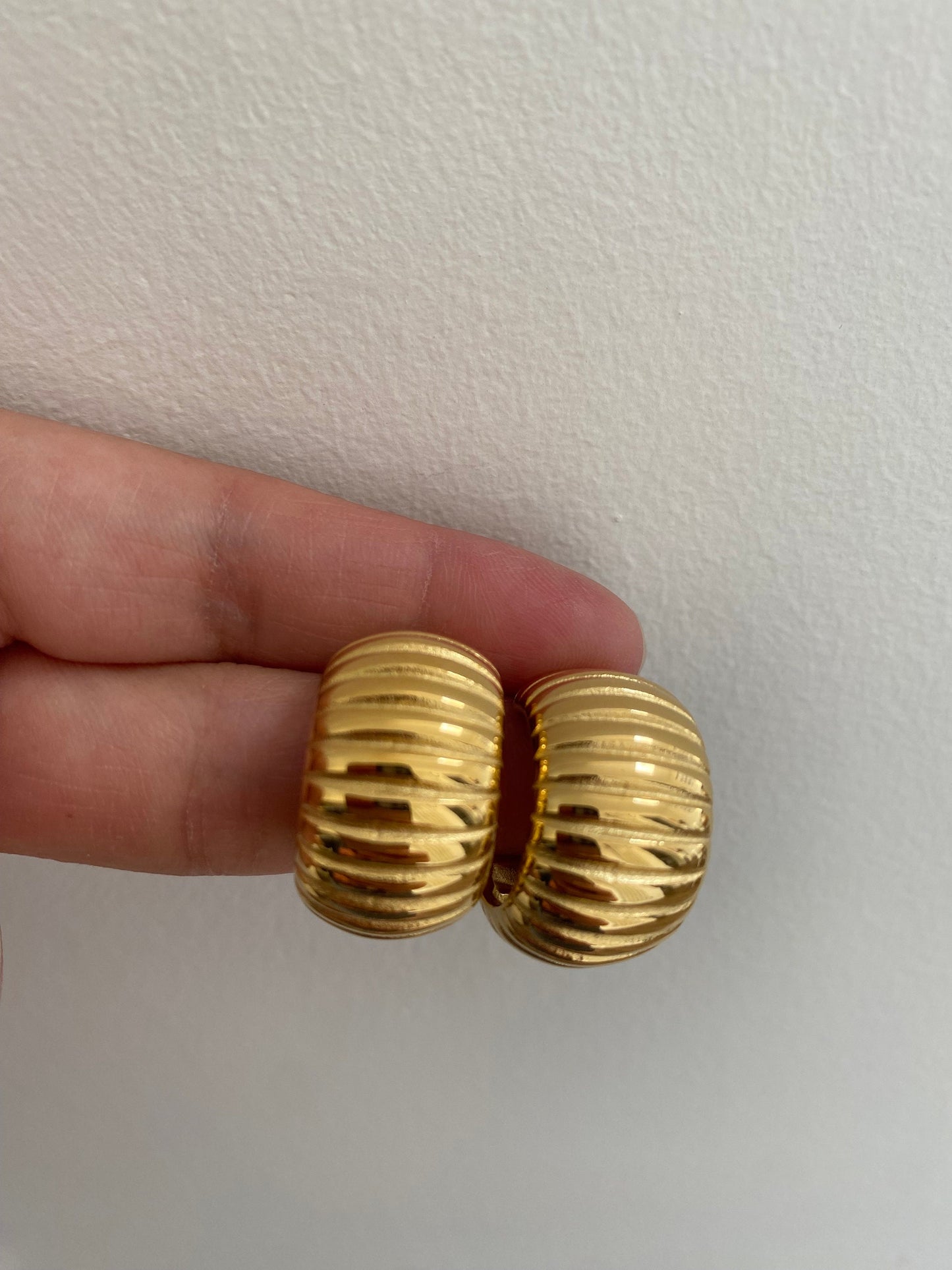 Ridge Chunky Hoop Earrings, Wide and Chunky C Shape Earrings, Gold Bun Shape Statement Earrings for Her, Retro Thick Large Hoop Earring