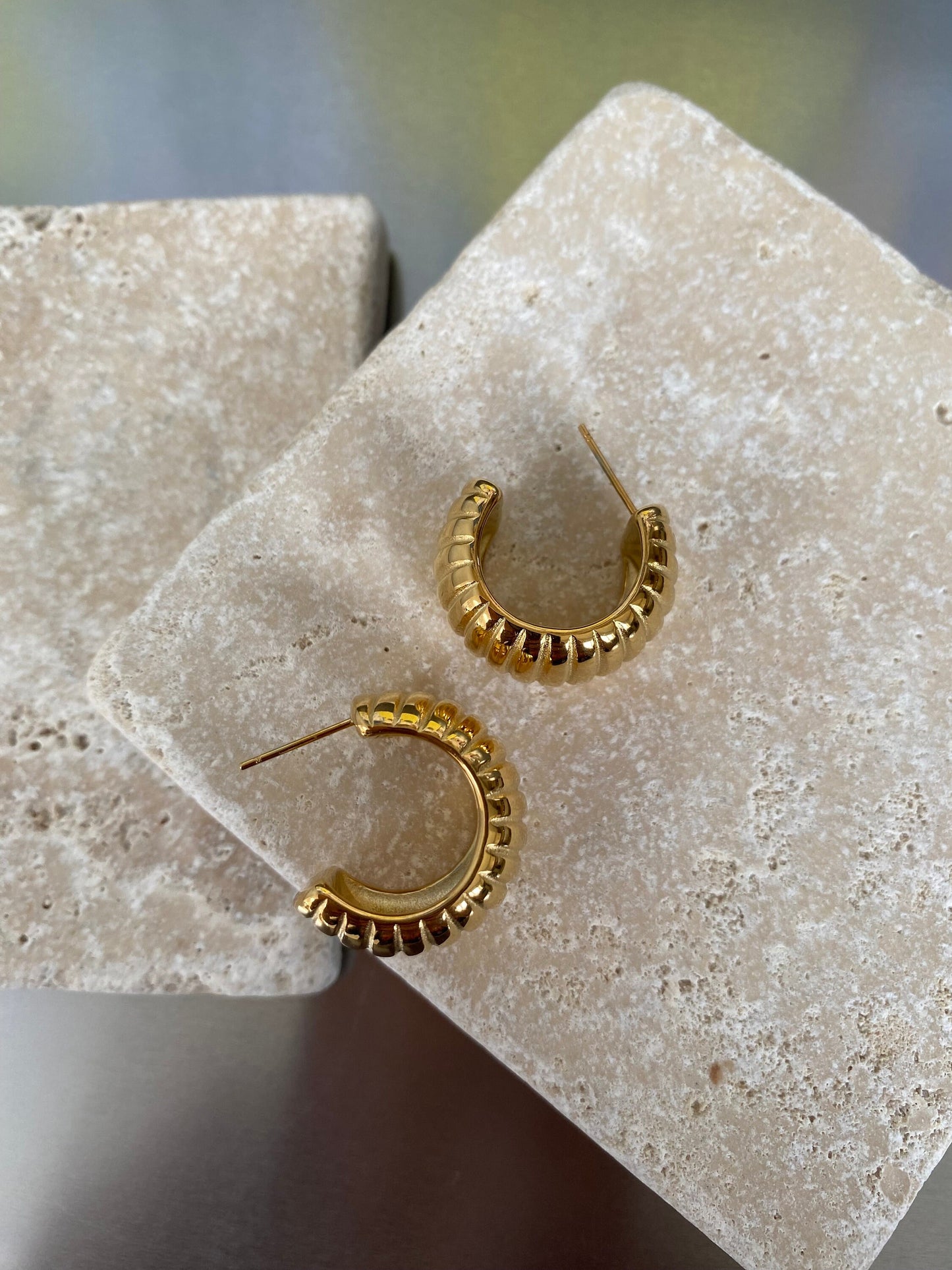 Ridge Chunky Hoop Earrings, Wide and Chunky C Shape Earrings, Gold Bun Shape Statement Earrings for Her, Retro Thick Large Hoop Earring