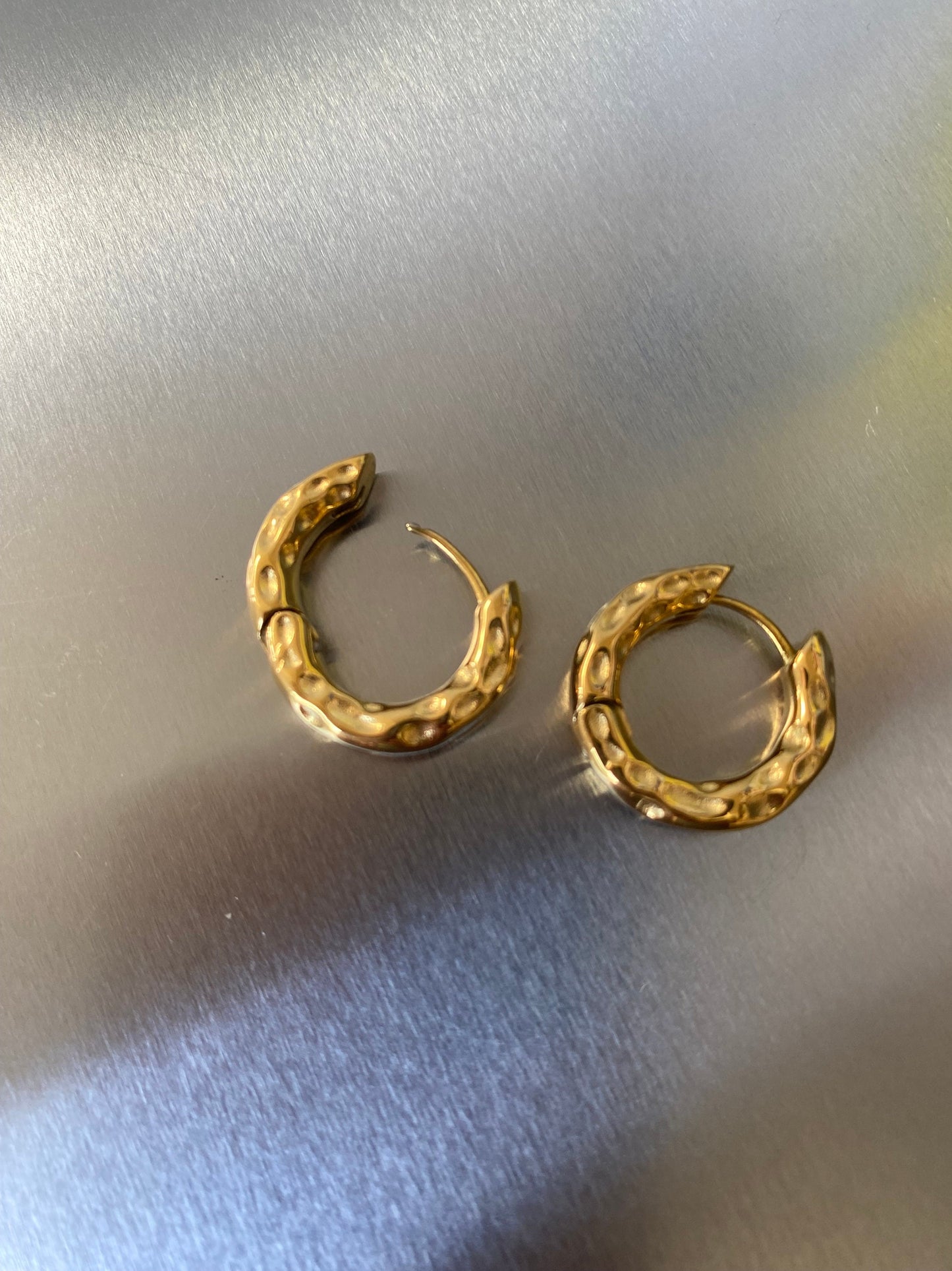 Sculptural Chunky Hammered Earrings, Classic Versatile Hoop Earrings, 18K Gold Power Strong Huggies, Perfect for Everyday