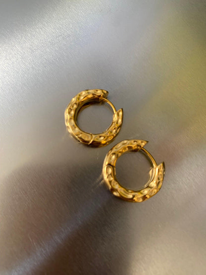 Sculptural Chunky Hammered Earrings, Classic Versatile Hoop Earrings, 18K Gold Power Strong Huggies, Perfect for Everyday