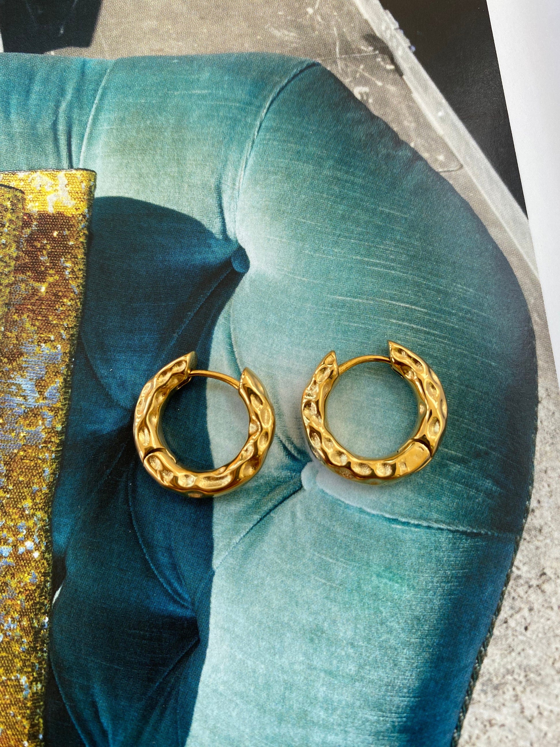 Sculptural Chunky Hammered Earrings, Classic Versatile Hoop Earrings, 18K Gold Power Strong Huggies, Perfect for Everyday