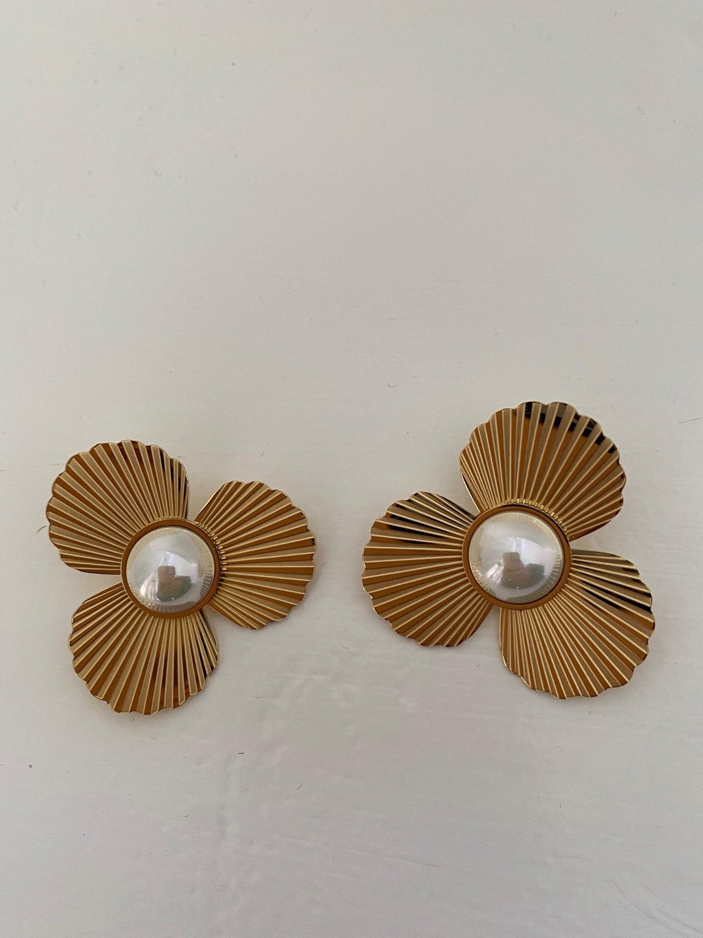 Big Shinning Flower Shape Pearl Earring, Fan Design Round Pearl Stud Earring for Women, Brass eVE United Kingdom