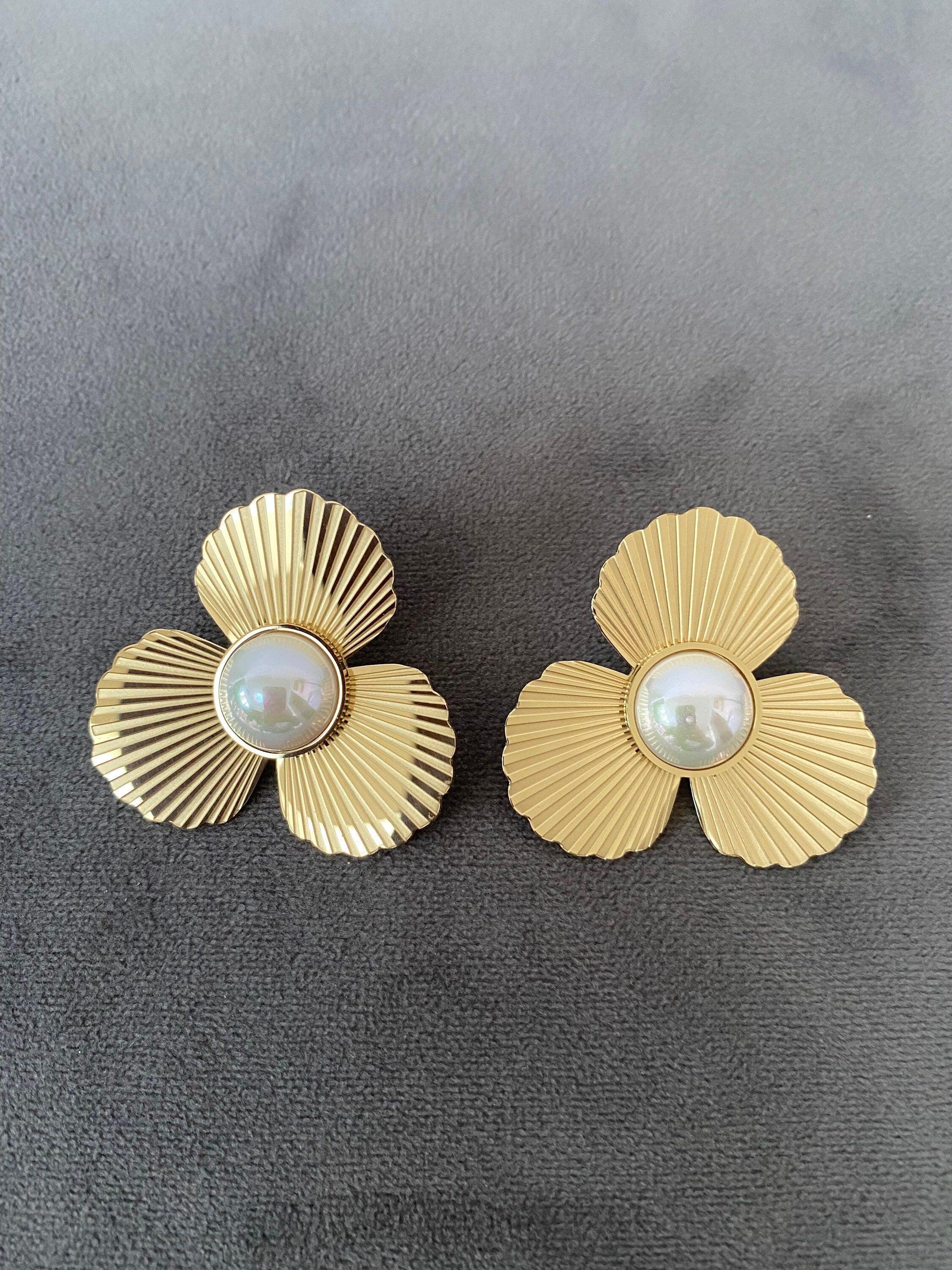 Big Shinning Flower Shape Pearl Earring, Fan Design Round Pearl Stud Earring for Women, Brass eVE United Kingdom