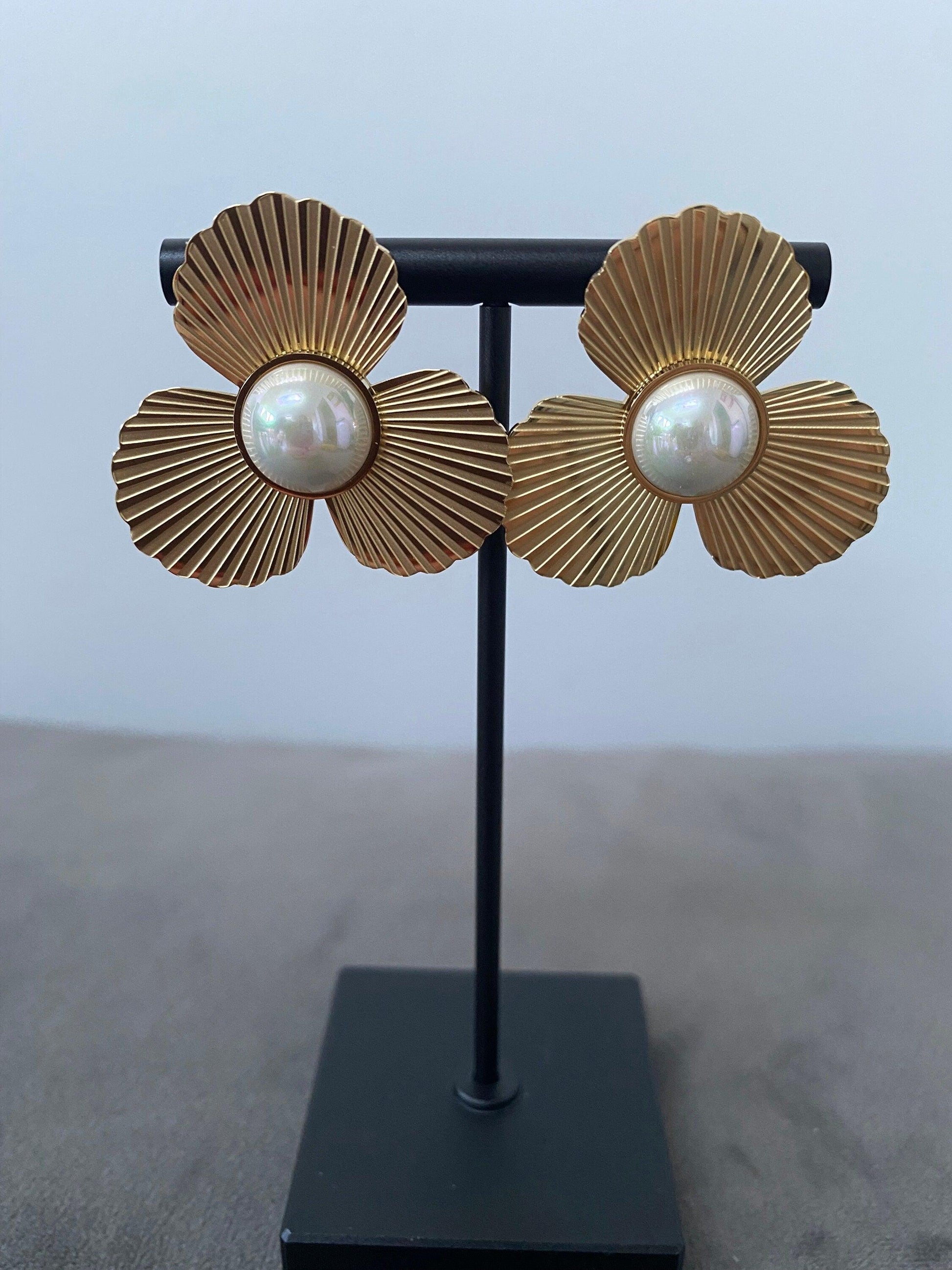 Big Shinning Flower Shape Pearl Earring, Fan Design Round Pearl Stud Earring for Women, Brass eVE United Kingdom