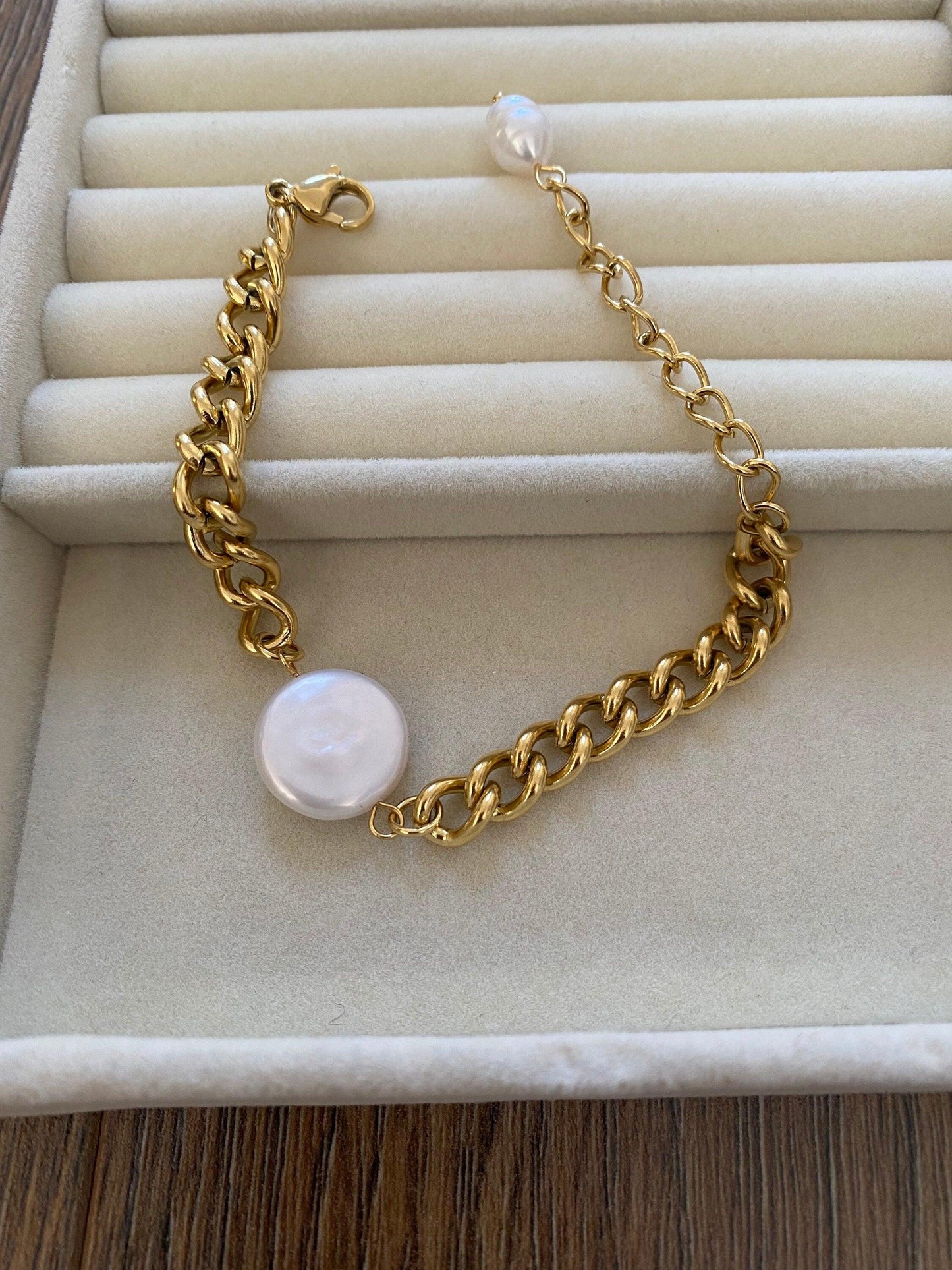 Coin Baroque Pearl Curb Link Bracelet, Hinged Link Chain Pearl Coin Charm for Her, Gold Curb Pearl Coin Pendant Bracelet, Summer Beach Wear eVE United Kingdom