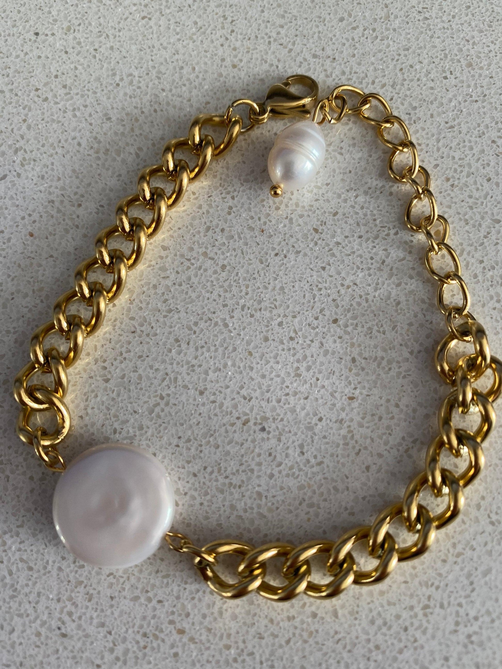 Coin Baroque Pearl Curb Link Bracelet, Hinged Link Chain Pearl Coin Charm for Her, Gold Curb Pearl Coin Pendant Bracelet, Summer Beach Wear eVE United Kingdom