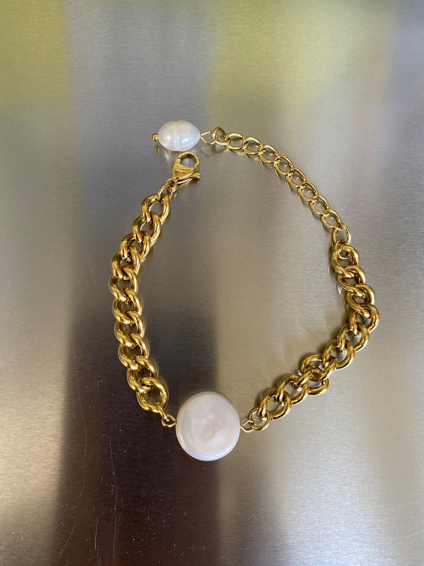 Coin Baroque Pearl Curb Link Bracelet, Hinged Link Chain Pearl Coin Charm for Her, Gold Curb Pearl Coin Pendant Bracelet, Summer Beach Wear eVE United Kingdom