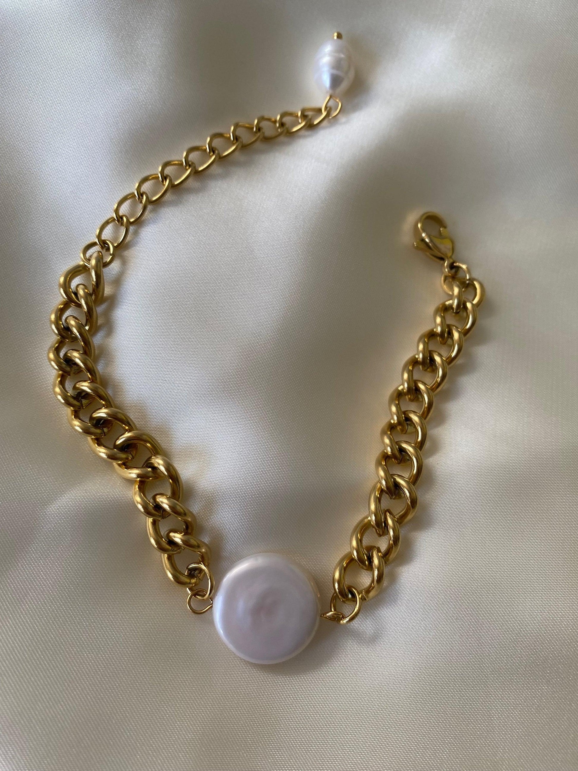 Coin Baroque Pearl Curb Link Bracelet, Hinged Link Chain Pearl Coin Charm for Her, Gold Curb Pearl Coin Pendant Bracelet, Summer Beach Wear eVE United Kingdom